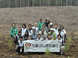 2022年5月21日、地元の方々ご協力の下、役職員一同、落葉松の苗を植樹しました