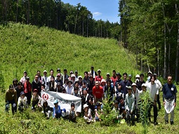 2024年7月7日、森林整備活動として下草刈り作業を行いました。役職員とその家族総勢60名が参加、1年で最も草木が生育するこの時期ならではの作業です。