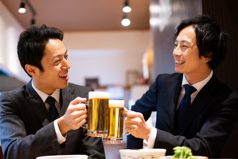 乾杯をする二人