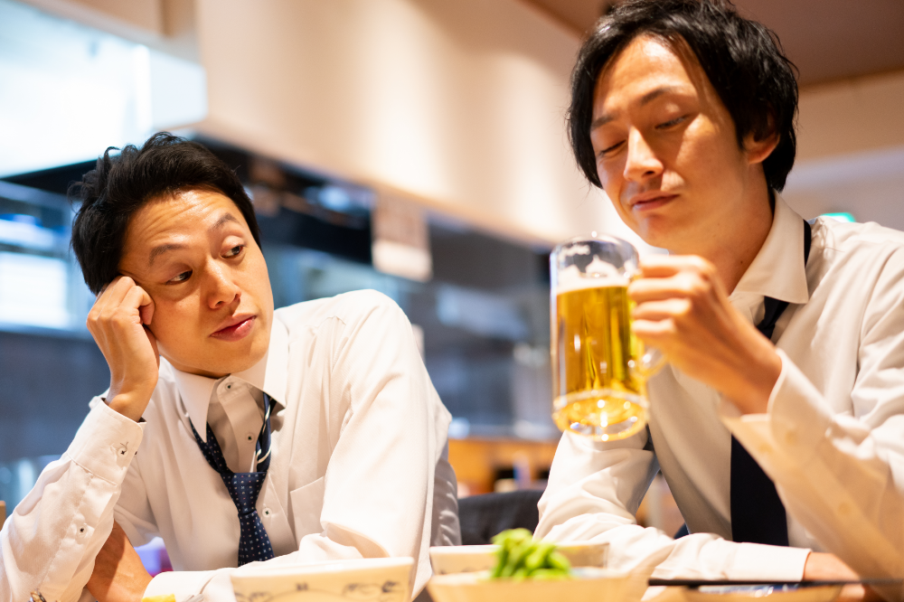 暗い顔をする二人